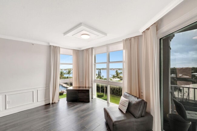 Building Photo - 804 E Windward Way