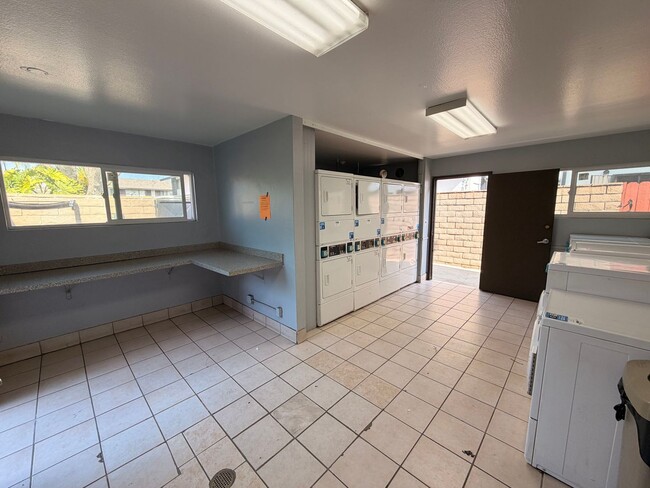 Building Photo - Remodeled 1 Bedroom, 1 Bathroom Stanton Condo For Rent w/ Parking!