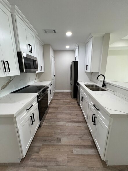 Building Photo - 575 S 28th St