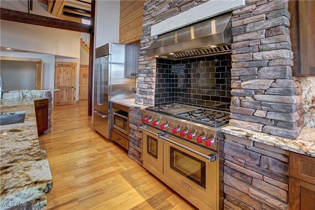 Building Photo - 425 W Lakeside Ave