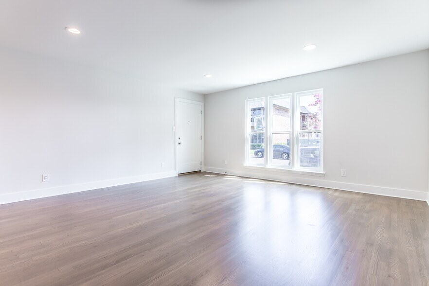 Building Photo - 10715 Park Village Pl