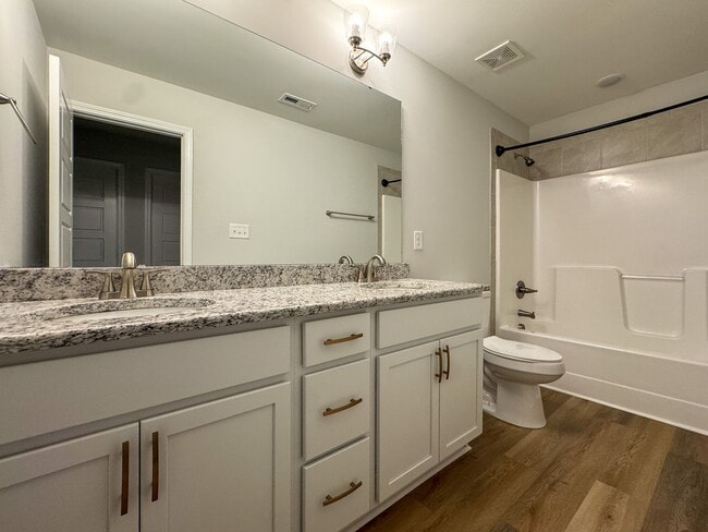 Building Photo - Beautiful 3 Bed 2.5 Bath Home in Raeford