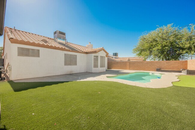 Building Photo - Henderson Single Story with Private Pool and RV Gate