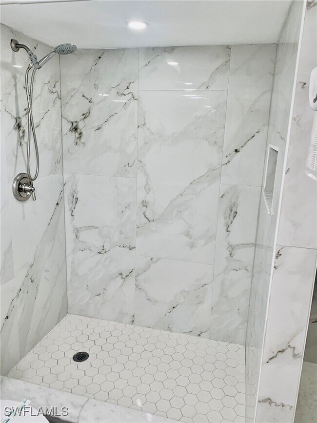 Building Photo - 826 Wiggins Pass Rd