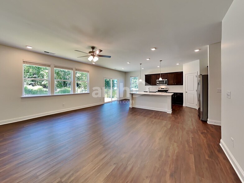 Building Photo - 639 Carnaby Ln