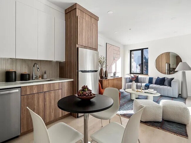 Building Photo - 87 Oxford St