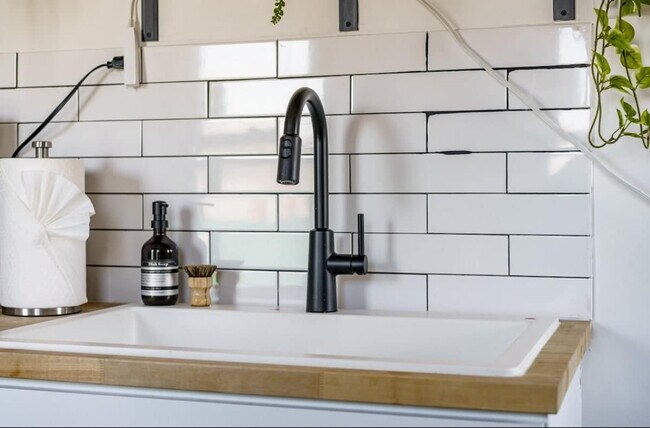 Building Photo - 575 1/2 City Park Avenue-SI ID1265608P