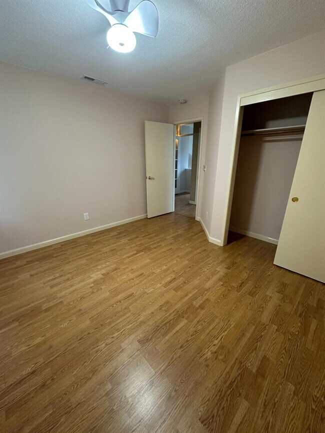Building Photo - 813 E Mockingbird Ln