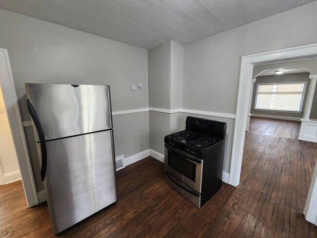 Building Photo - 8006 Laumar Ave