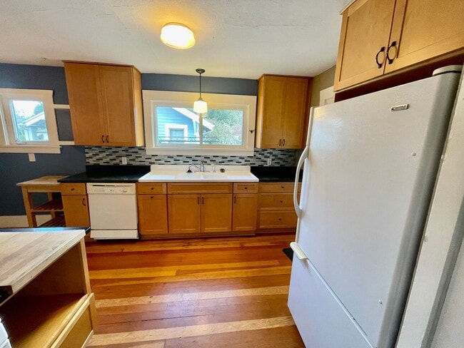 Building Photo - Beautiful 3bd/1bath South Tabor Bungalow w...