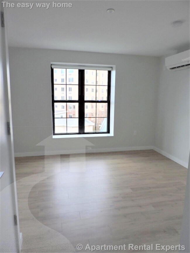 Building Photo - 10 Soden St
