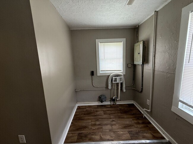 Building Photo - Cozy 1 Bed 1 Bath - Available Now!