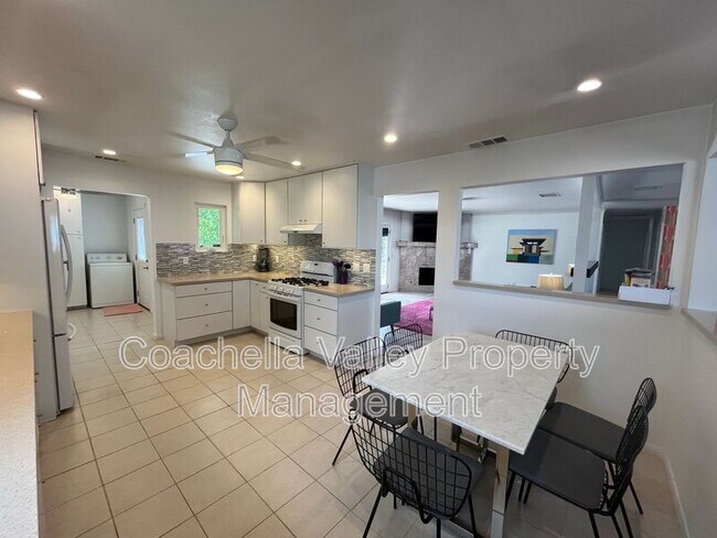 Building Photo - 2960 N Cypress Rd