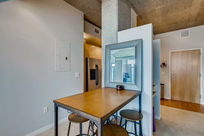 Building Photo - INCREDIBLE Riverfront Park Condo- 1BD/1BA ...