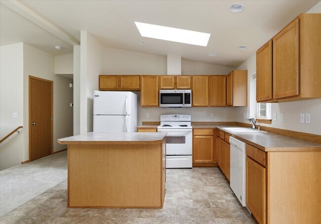 Building Photo - Beautiful Spacious 4 Bedroom 2.75 Bathroom...