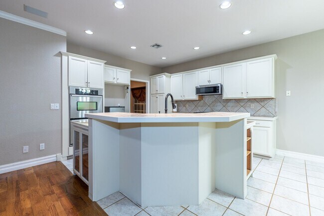 Building Photo - 5 Bed / 2.5 Bath in South Tulsa!