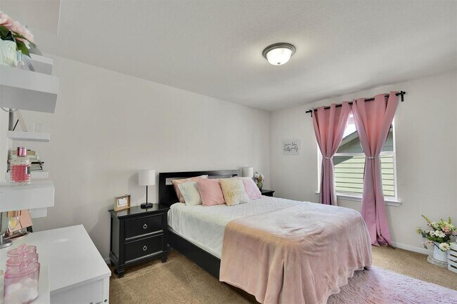 Building Photo - 632 Friar Tuck Dr