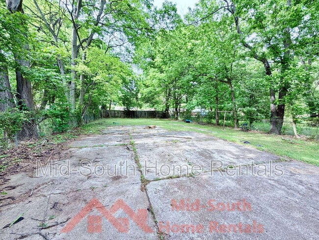 Building Photo - 452 Delta Rd