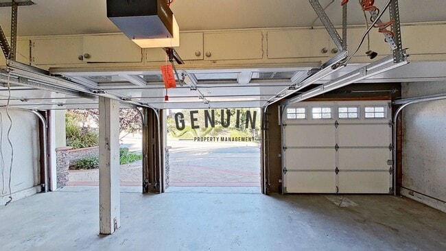 Building Photo - Large 4 Bedroom House with Pebble Bottom Pool - Backyard Oasis!