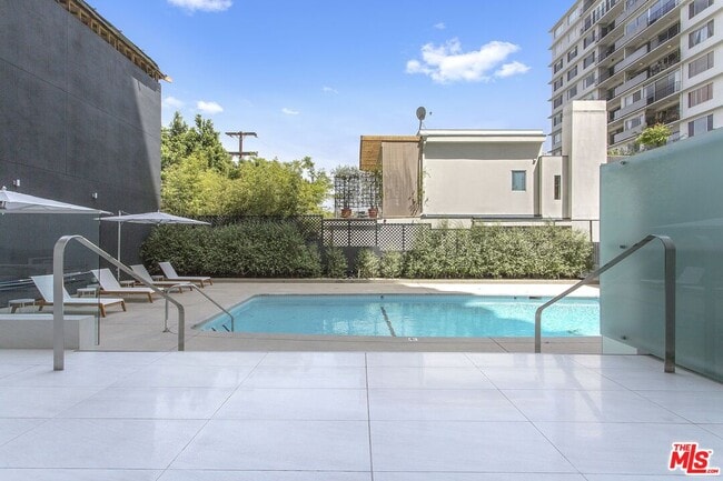 Building Photo - 838 N Doheny Dr