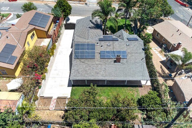 Building Photo - Charming 4 Bedroom Home with Private Yard & Garage Parking