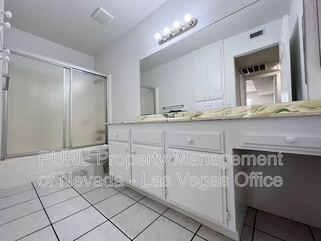 Building Photo - 1405 E Vegas Valley Dr