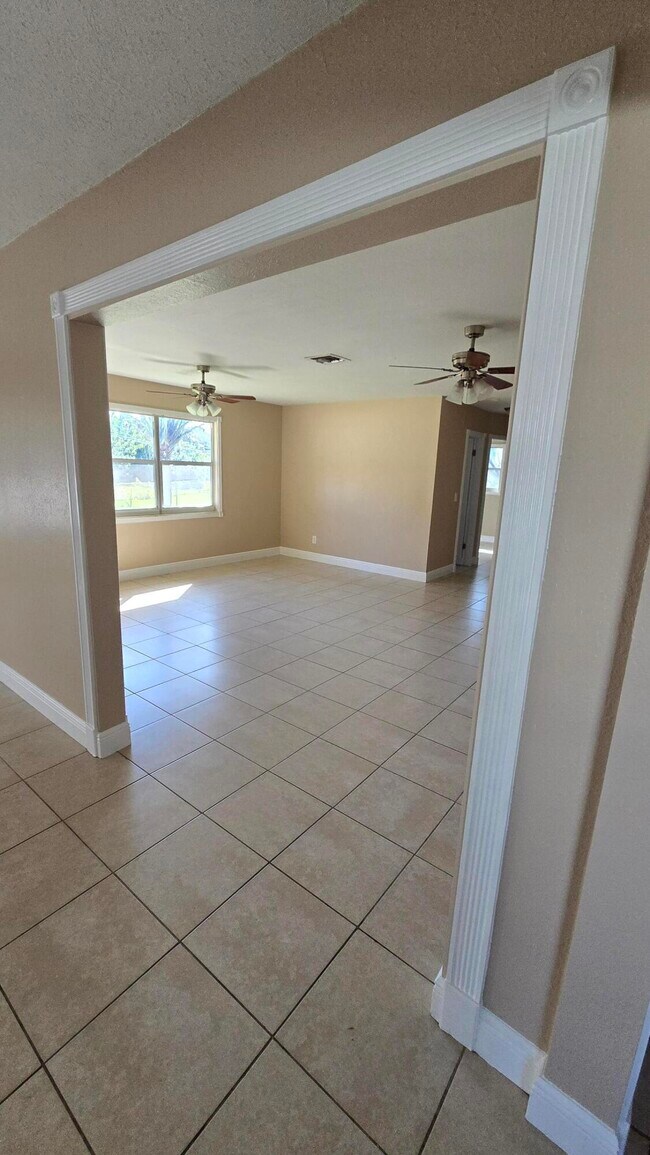 Building Photo - 750 Altura St