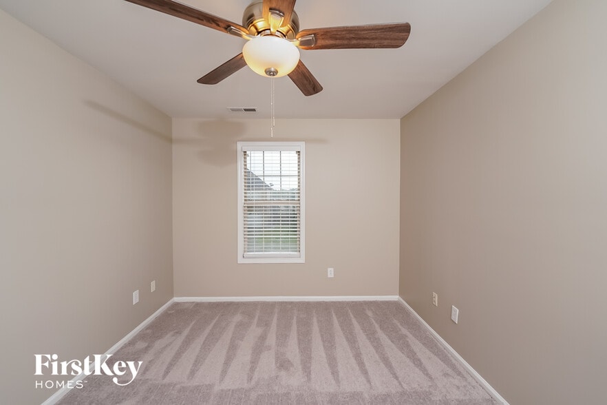 Building Photo - 145 Pine Ct