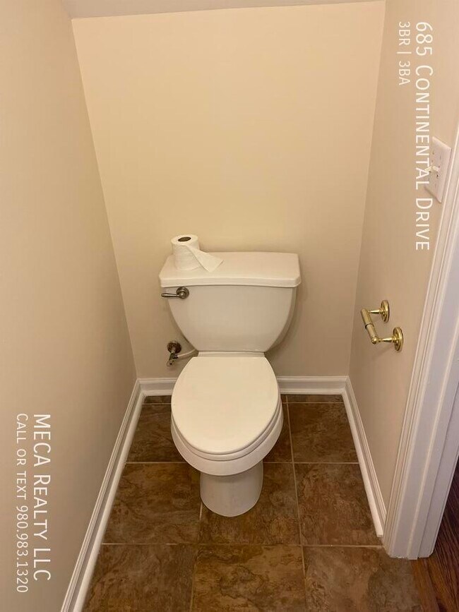 Building Photo - 685 Continental Dr