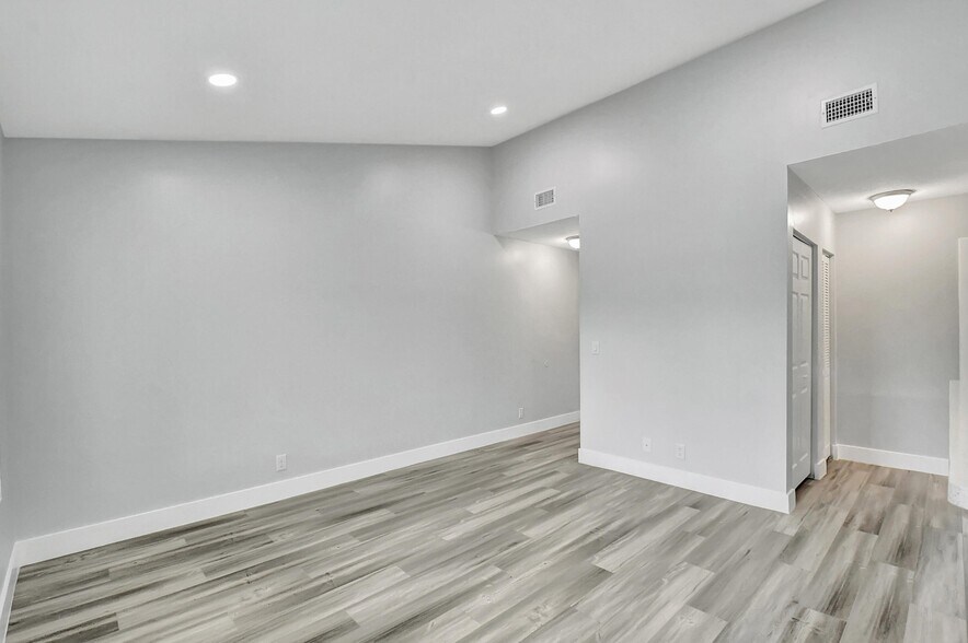 Building Photo - 815 W Boynton Beach Blvd