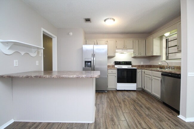 Building Photo - Updated 3/2 Brick Home in Northeast Pensac...