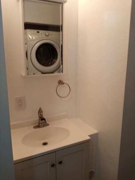 Building Photo - 117 E Poos Dr