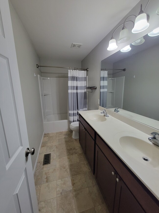 Building Photo - 5207 Footpath Ct