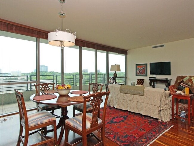 Building Photo - 700 Park Regency Pl NE