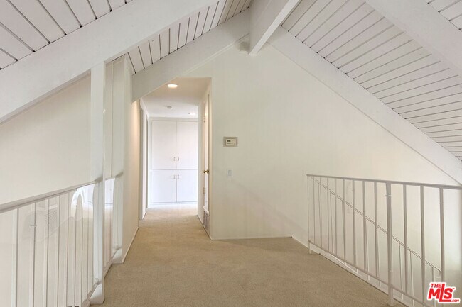 Building Photo - 2325 Banyan Dr
