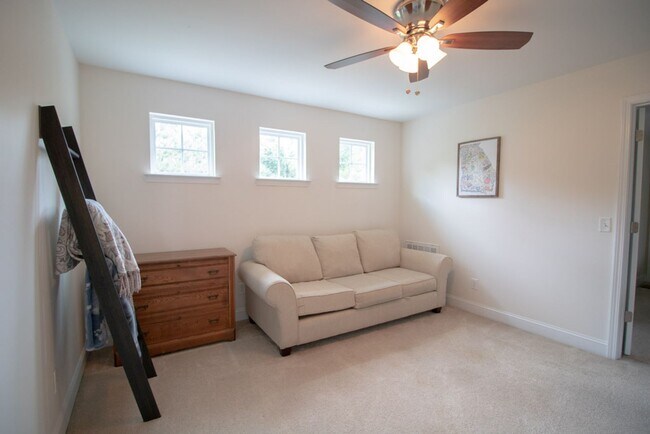 Building Photo - 4 Gresham Ln