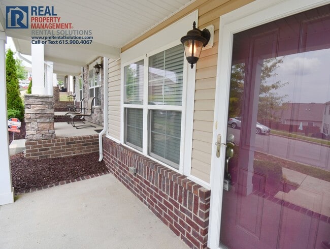 Building Photo - Wonderful townhome 15 min. to downtown Nashville- pool, tennis courts & fitness center!