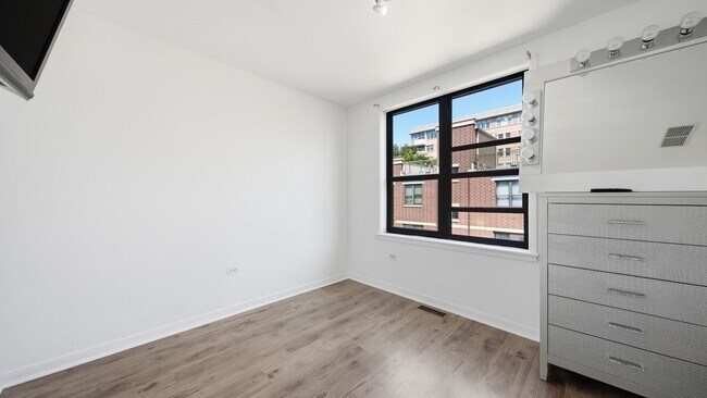 Building Photo - 510 W Elm St