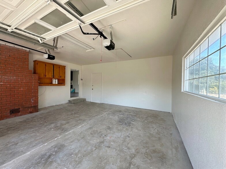 Building Photo - 15050 Cottage Ave
