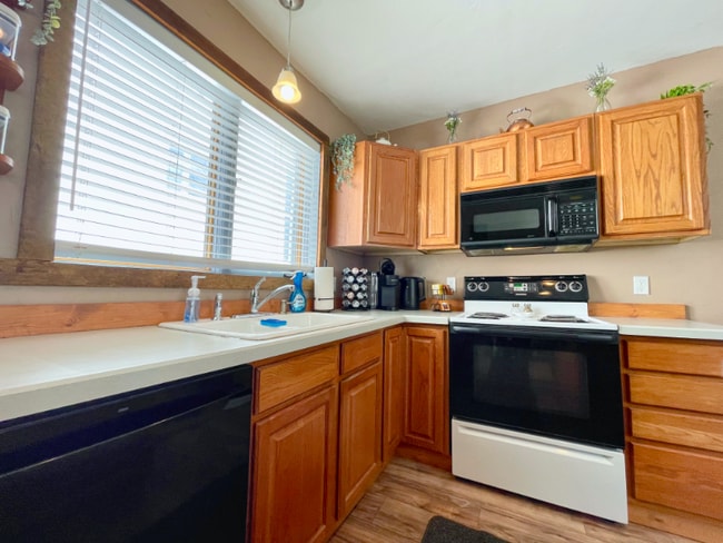 Building Photo - 411 W Quartz St