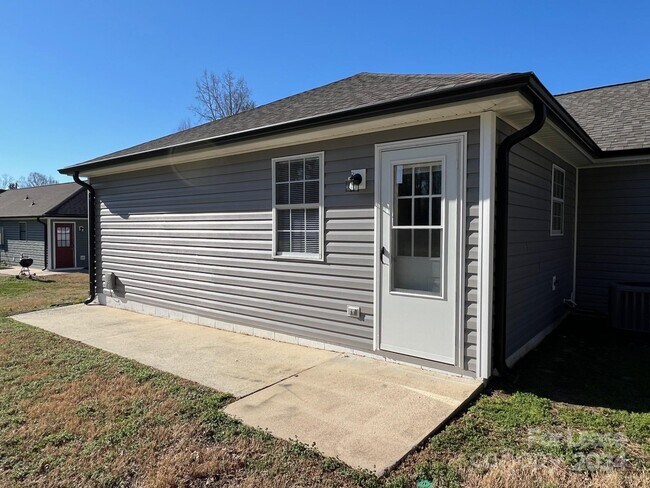 Building Photo - 299 Rustic Rd