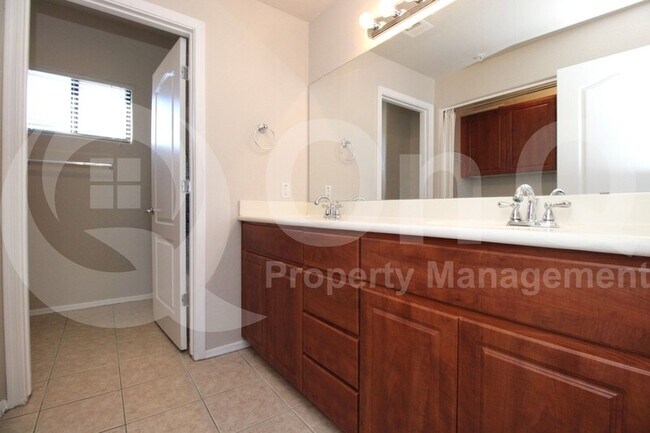 Building Photo - 705 W Queen Creek Rd