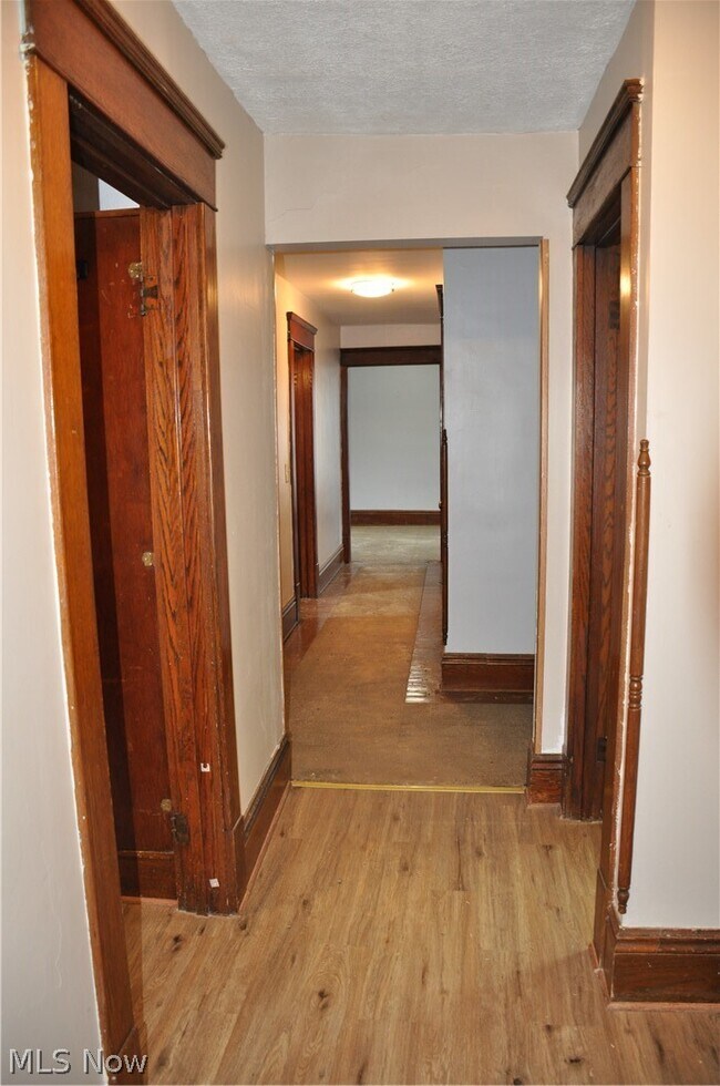 Building Photo - 11 E Main St