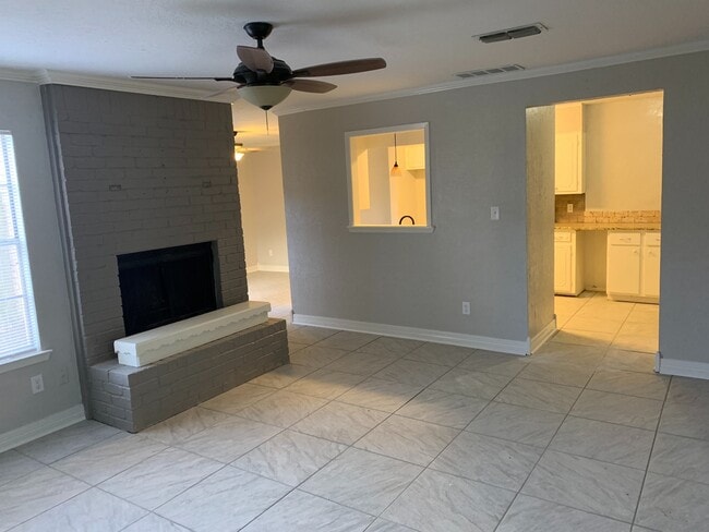 Building Photo - 3/2/2 Fence yard Great location LISD