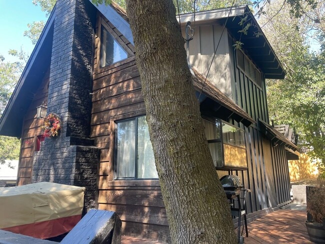 Building Photo - Fabulous home in the woods!