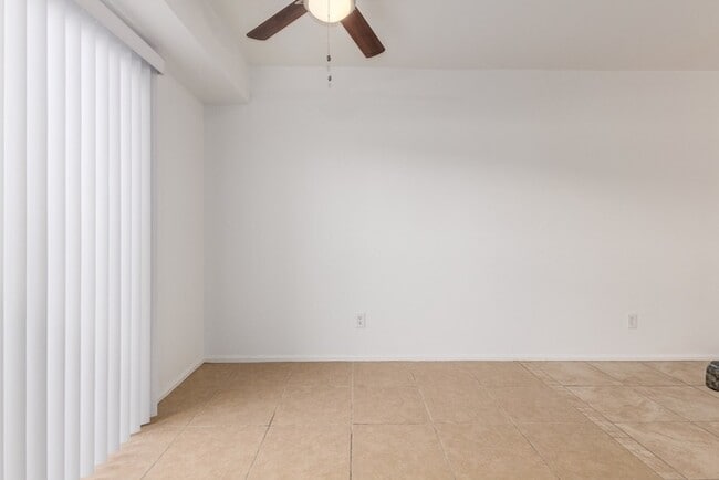 Building Photo - Move-in special $800.00