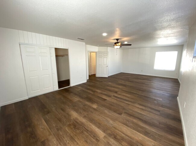 Building Photo - 6 bedroom in Manteca!