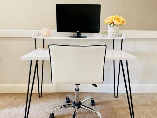 Building Photo - East Lake Town House