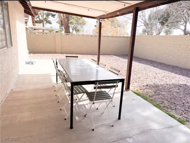 Building Photo - 6969 Paddington Way