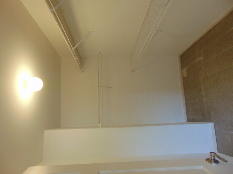 Building Photo - 129 E Bay Dr